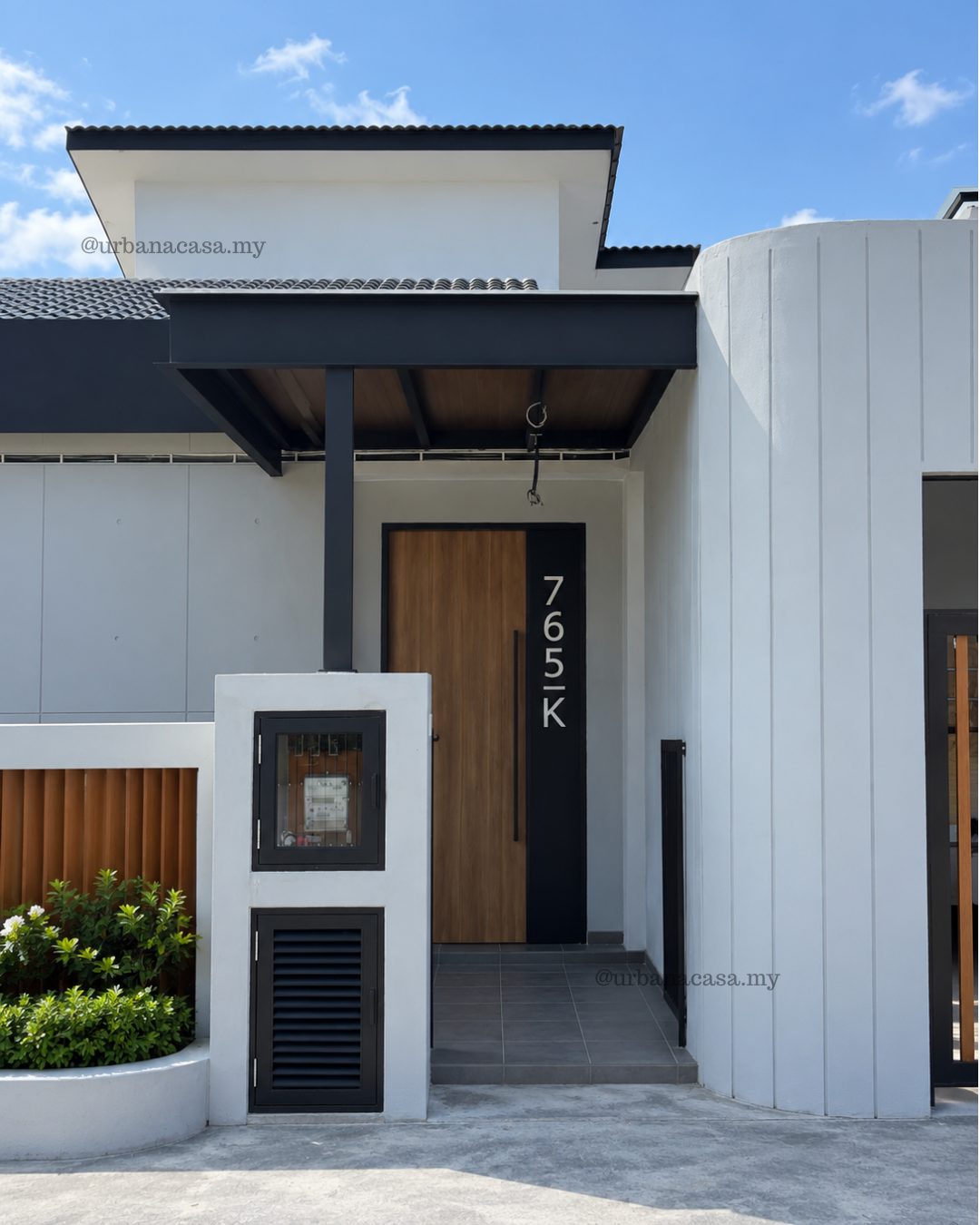 Home renovation in Melaka: modern house with a curved white facade by Urban Acasa