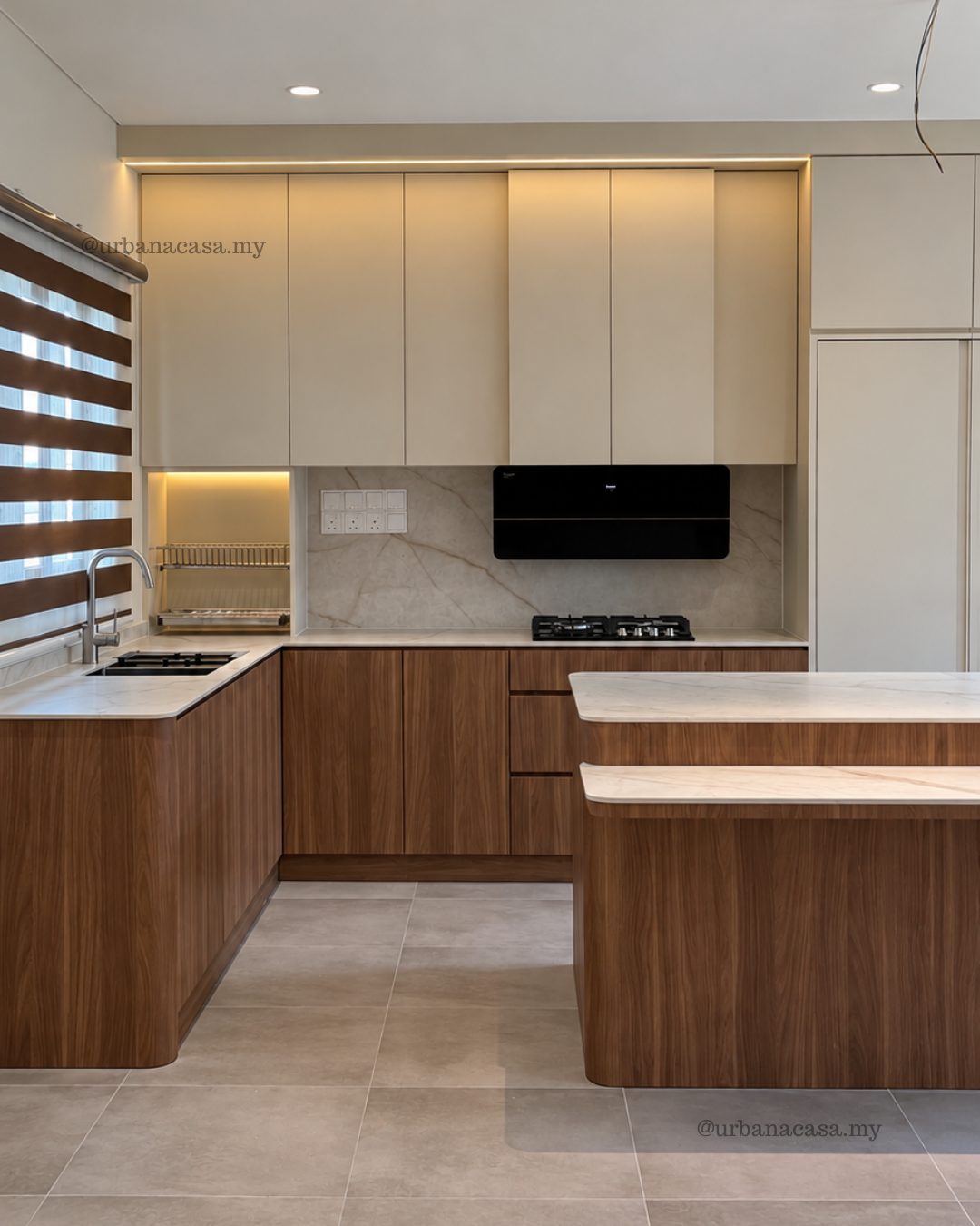 L-shaped kitchen with cream upper cabinets and black cooker hood